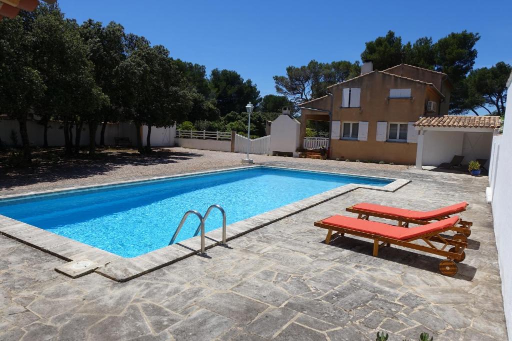 Foto dalla galleria di Chambre d'hôtes dans maison provençale avec piscine a Cavaillon