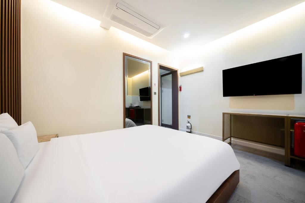 TV a/nebo společenská místnost v ubytování Suncheon Hound Hotel Suncheon Station Branch