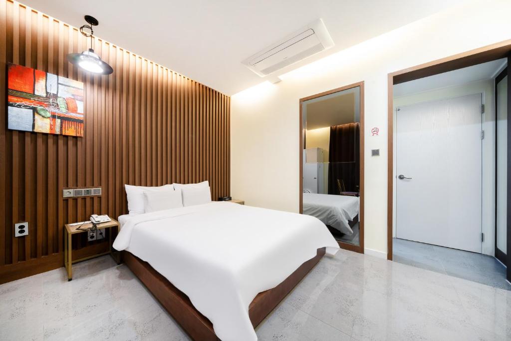 Postel nebo postele na pokoji v ubytování Suncheon Hound Hotel Suncheon Station Branch