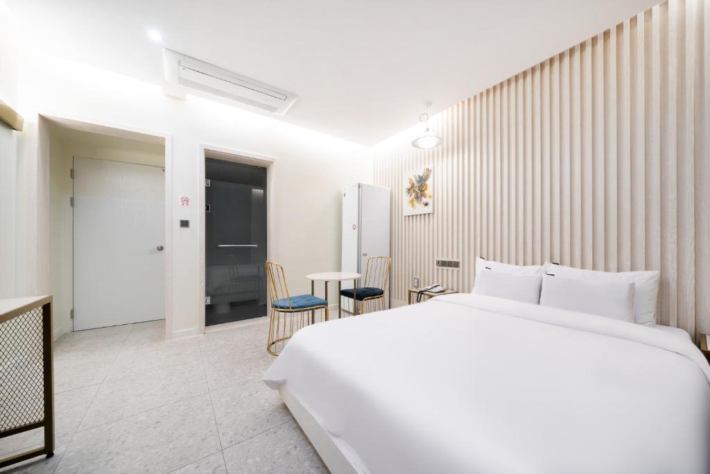 Postel nebo postele na pokoji v ubytování Suncheon Hound Hotel Suncheon Station Branch