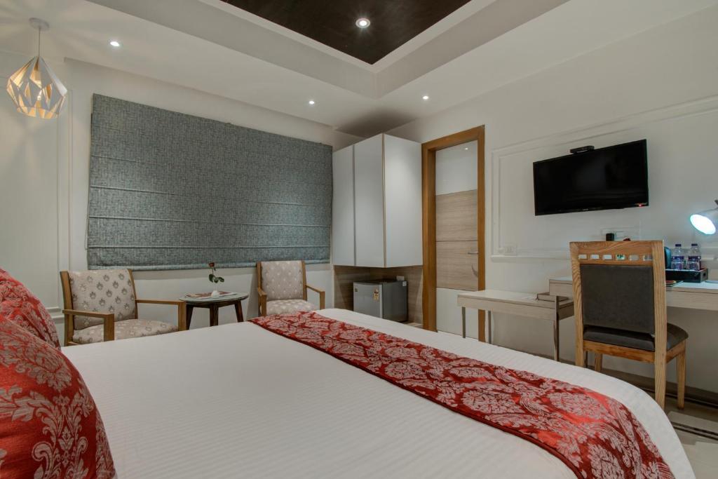 Postel nebo postele na pokoji v ubytování Iris Park Hotel New Delhi
