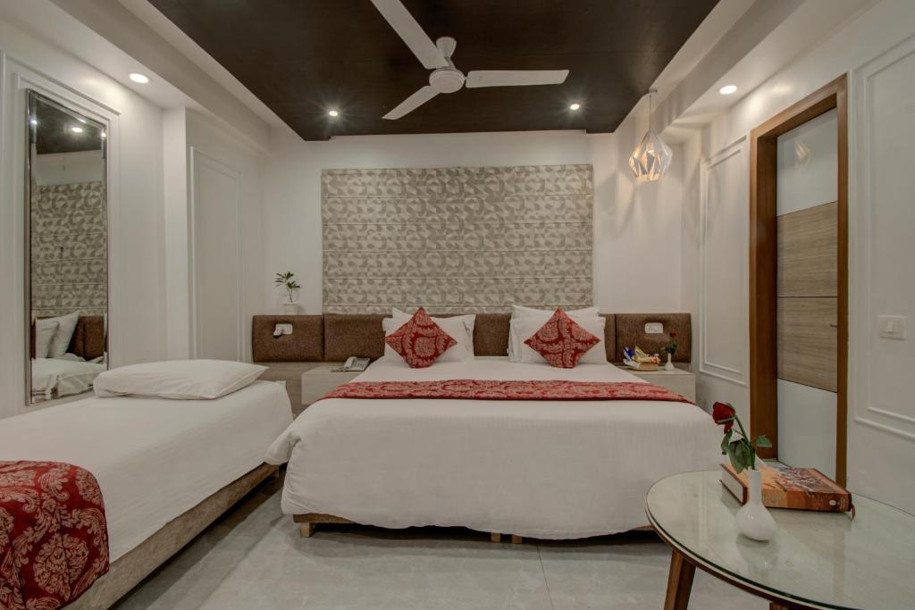 Postel nebo postele na pokoji v ubytování Iris Park Hotel New Delhi