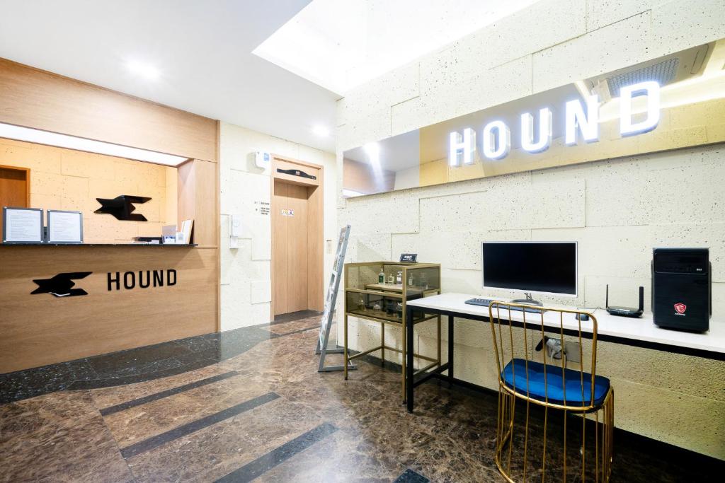 TV a/nebo společenská místnost v ubytování Suncheon Hound Hotel Suncheon Station Branch