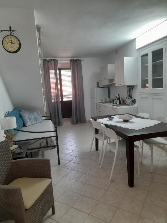 eine Küche und ein Wohnzimmer mit Tisch und Stühlen in der Unterkunft A casa di Mimma in Palazzo Adriano