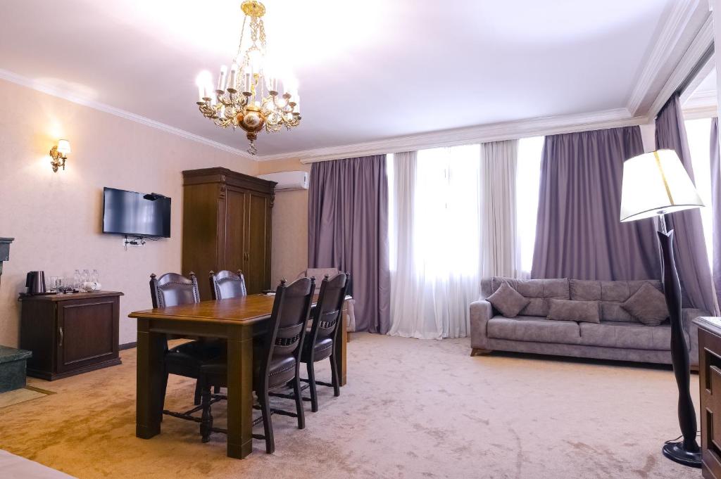 TV a/nebo společenská místnost v ubytování Hotel Imperial House