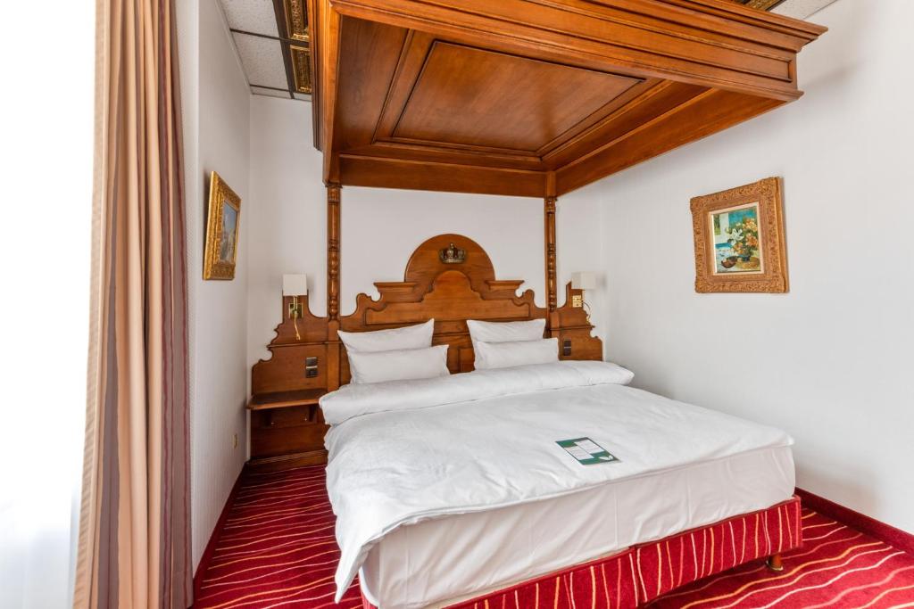 Postel nebo postele na pokoji v ubytování KING's Hotel First
