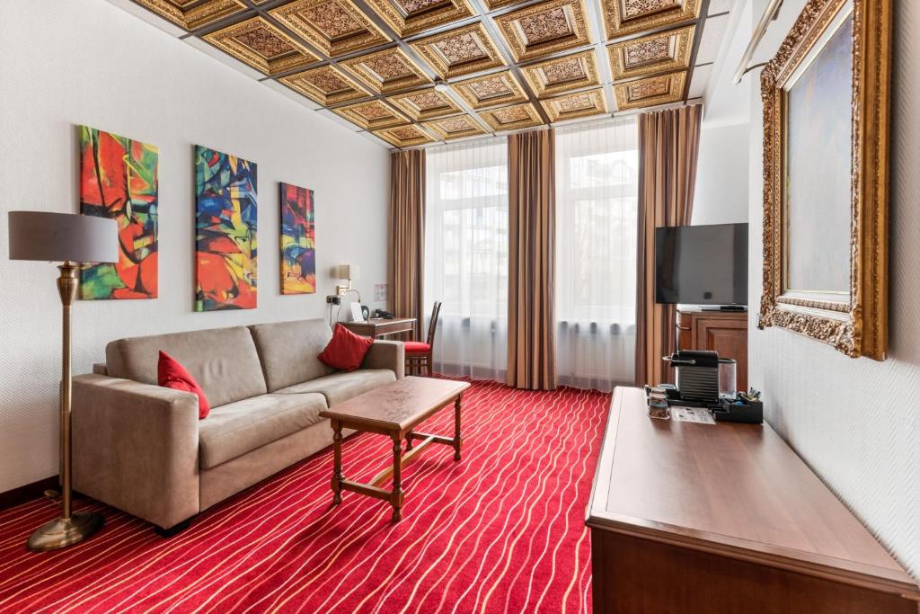 TV a/nebo společenská místnost v ubytování KING's Hotel First