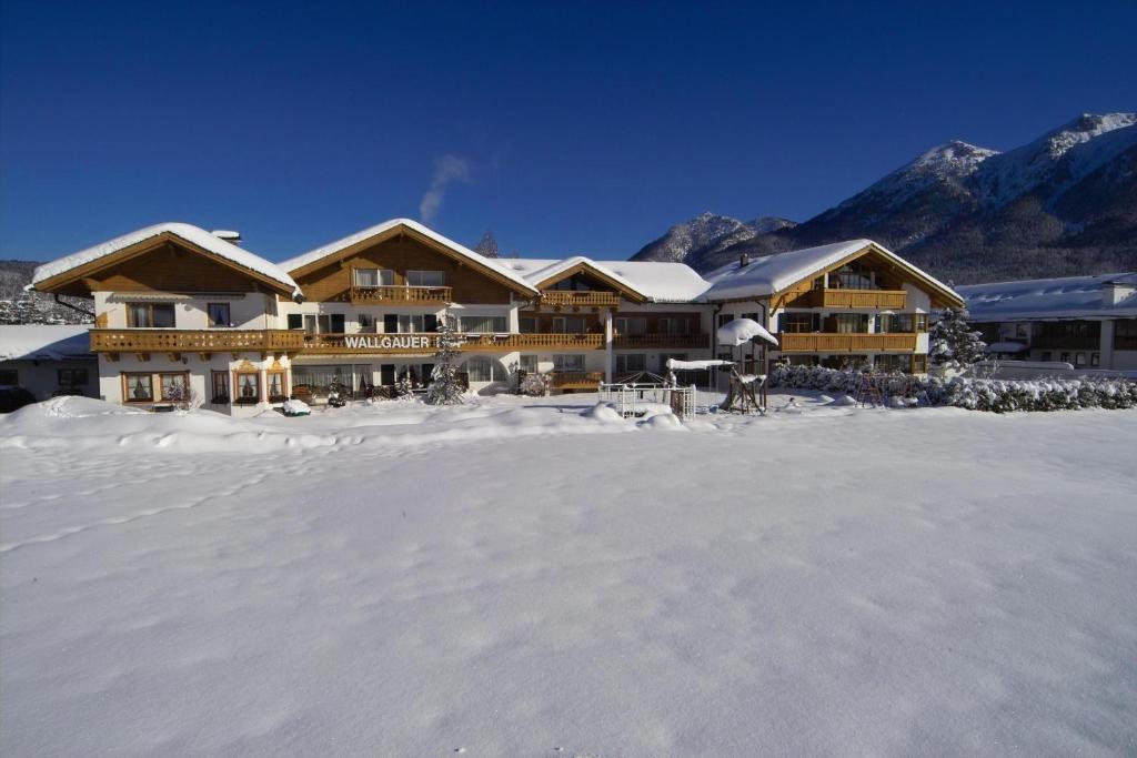 un rifugio nella neve di fronte alle montagne di Wallgauer Hof a Wallgau