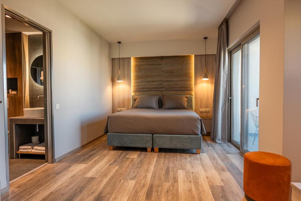 Postel nebo postele na pokoji v ubytování Wellnest Hotel