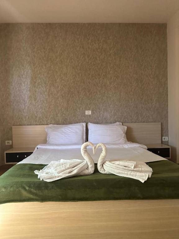 Postel nebo postele na pokoji v ubytování Hotel Davos
