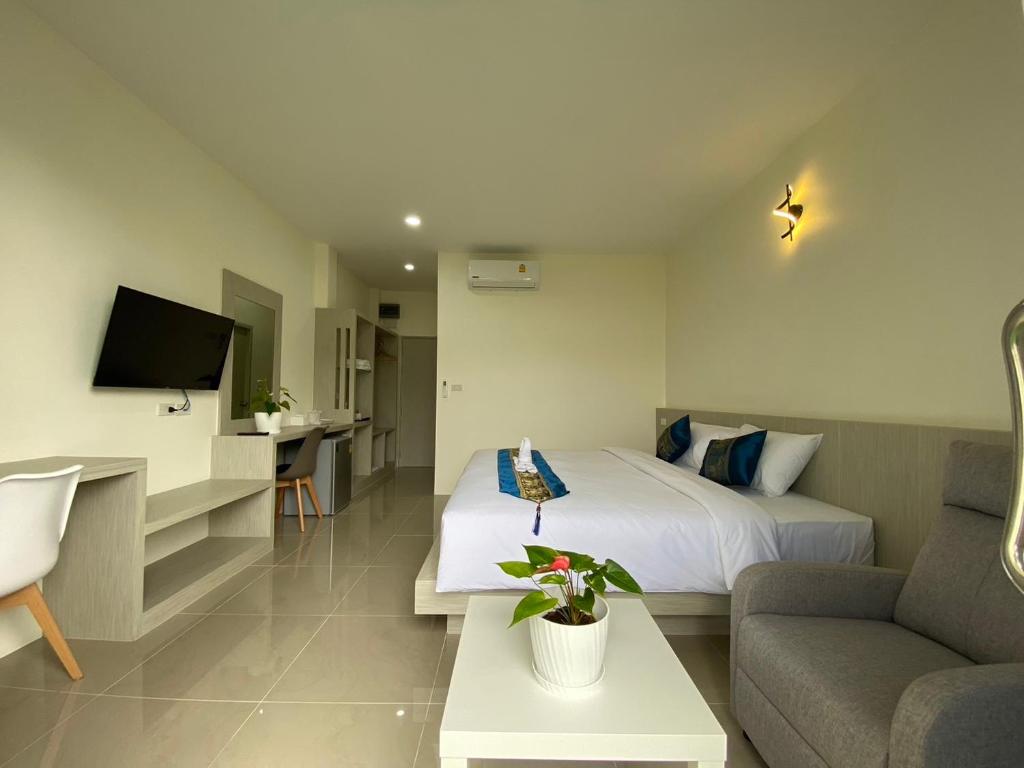 TV a/nebo společenská místnost v ubytování Puean Chang Resort Phuket