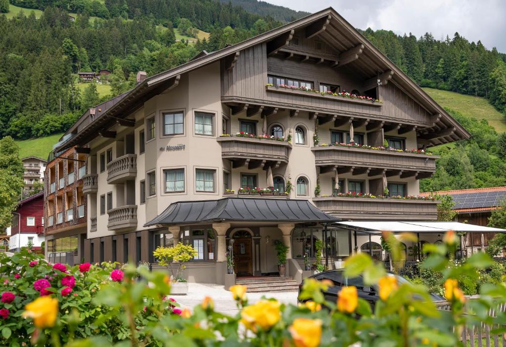 Nespecifikovaný výhled na hory nebo výhled na hory při pohledu z hotelu