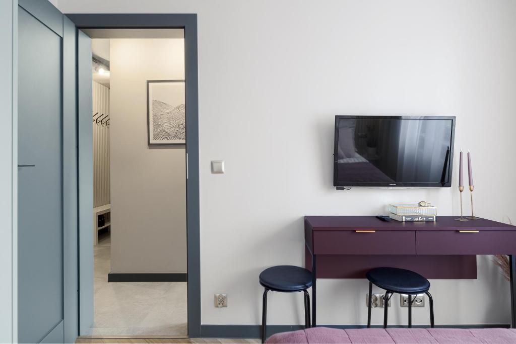 Televízia a/alebo spoločenská miestnosť v ubytovaní Apartament nad morzem