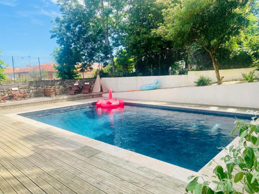 basen z czerwoną platformą w wodzie w obiekcie Charming 1 bedroom flat, Biarritz center with pool and car park w Biarritz