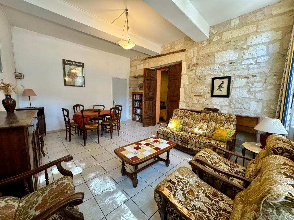a living room with couches and a table at Le Doyenné, hotel particulier centre ancien de Tarascon in Tarascon