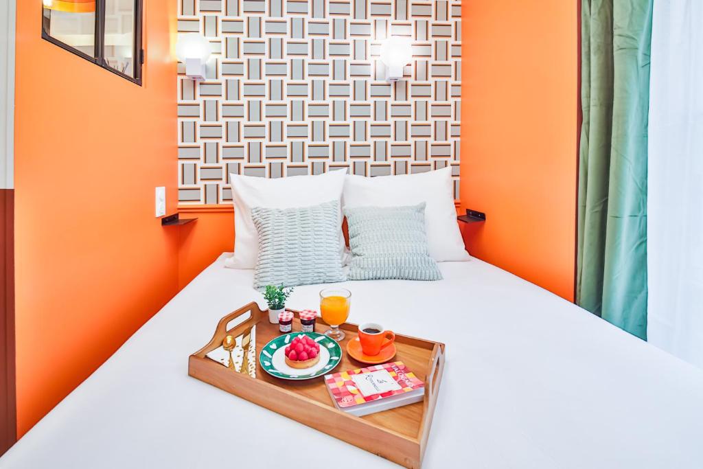 un lit avec un plateau de nourriture dessus dans l'établissement WS Opéra - Châteaudun, à Paris