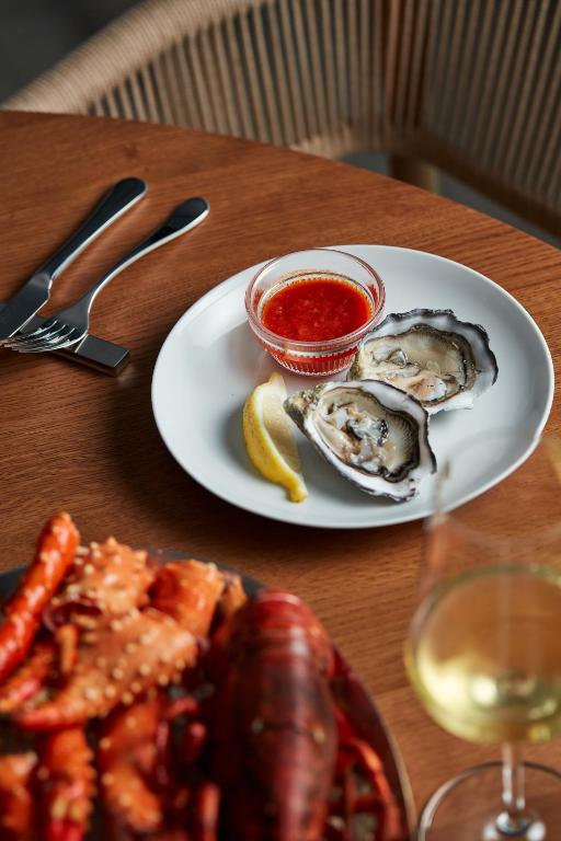 ホテルの敷地内または近くでの食事または食べ物