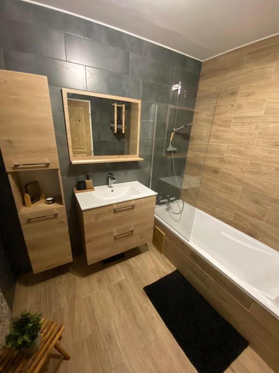 une salle de bain avec un lavabo, une douche et une baignoire dans l'établissement Grande Maison Vue Montagne au calme, à Rimplas