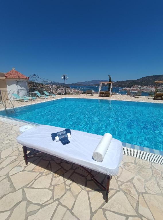 Bazén v ubytovaní Poros View alebo v jeho blízkosti