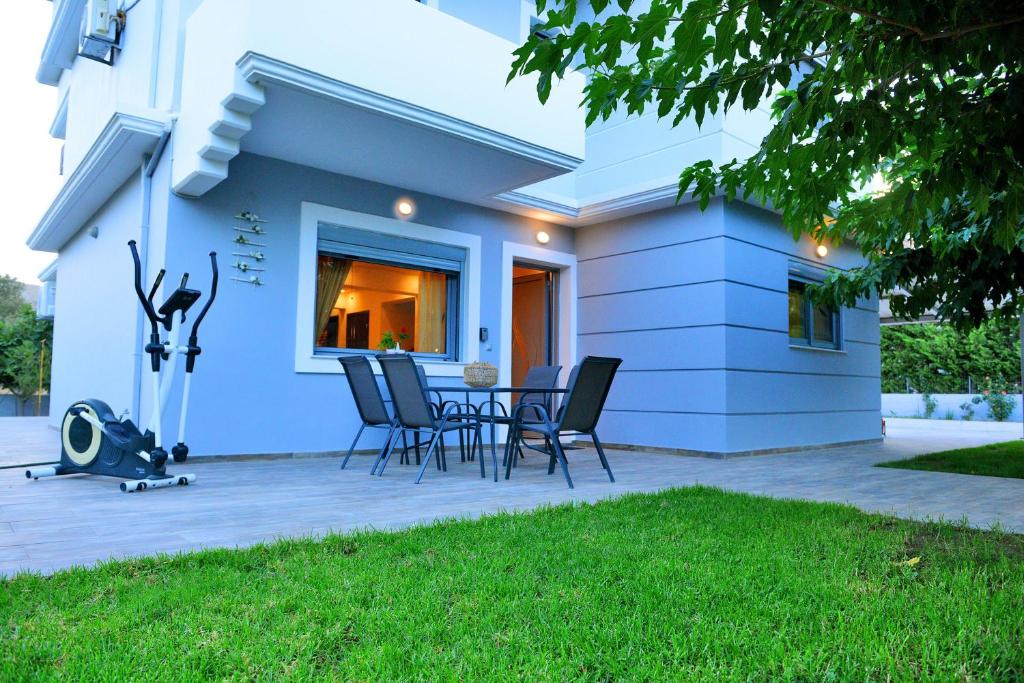 KalithiesにあるDiamond Rod Villa near Falirakiの家の前のパティオ(椅子、テーブル付)