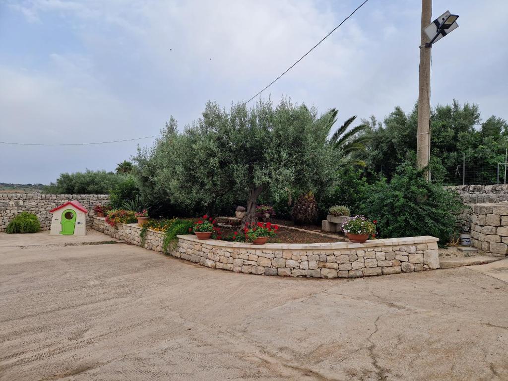 A garden outside Casa vacanza i due ulivi