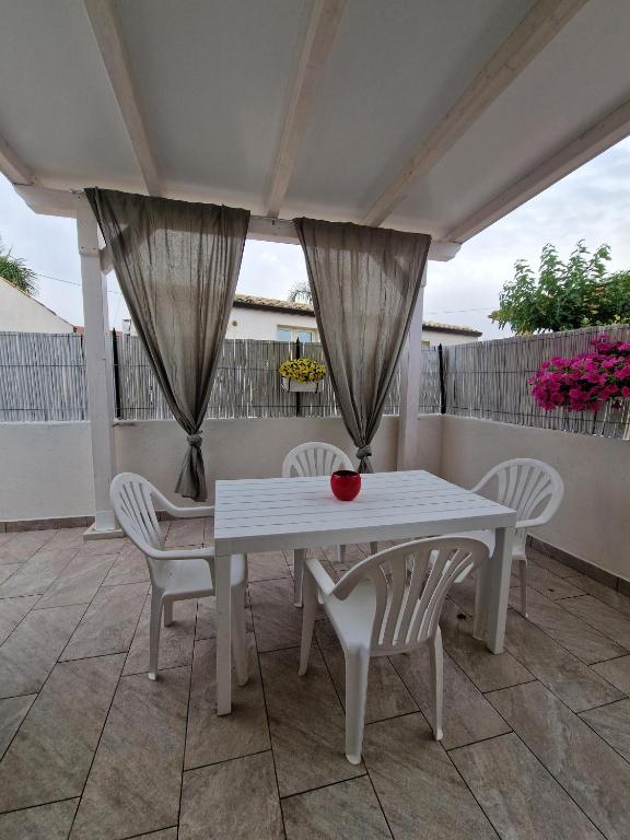 A balcony or terrace at Casa vacanza i due ulivi