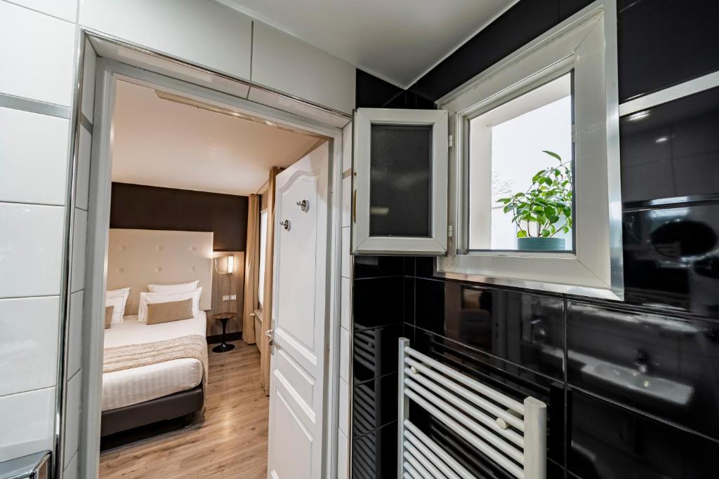 Hotel de la Paix Tour Eiffel - Double Room With Patio