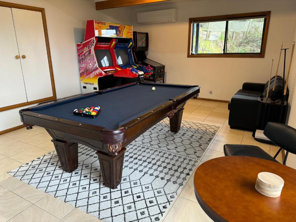 Biliár nebo kulečník v ubytování Elevated 3BR, ocean views, pool table, Pirates Bay