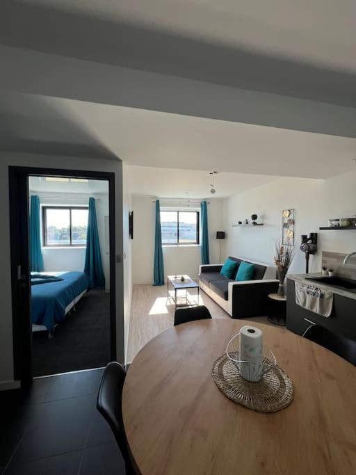 un salon avec une table et un canapé dans l'établissement JOIA Bassin d'Arcachon - LE ROOF 268, à La Teste-de-Buch