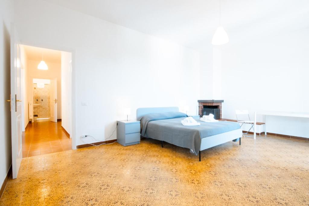 1 dormitorio grande con 1 cama y chimenea en BeachFront Villa, en Bari