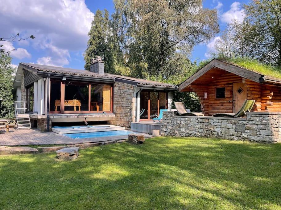 a house with a swimming pool in a yard at La barra'k Maison de vacances avec piscine in Waimes
