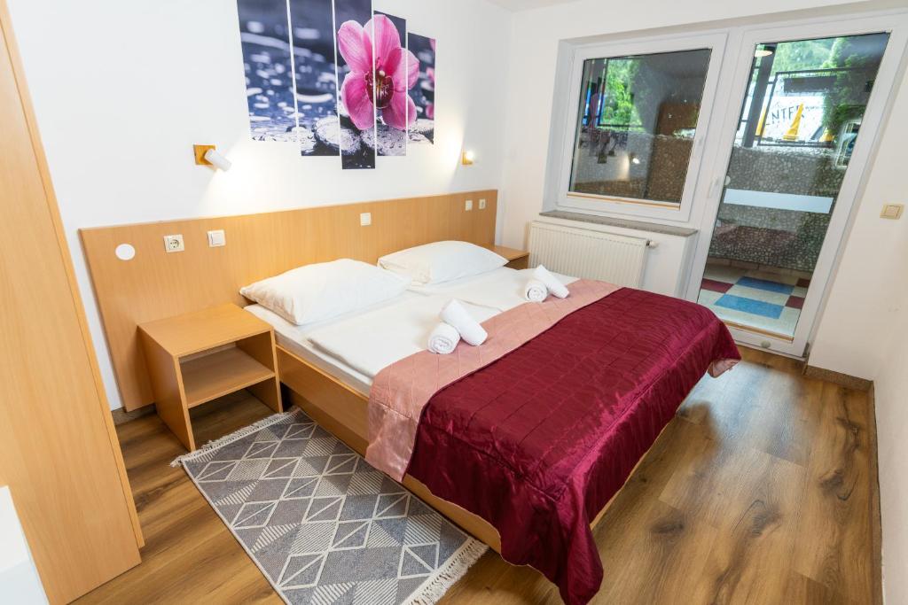 Postel nebo postele na pokoji v ubytování Hotel Center Bohinjsko Jezero