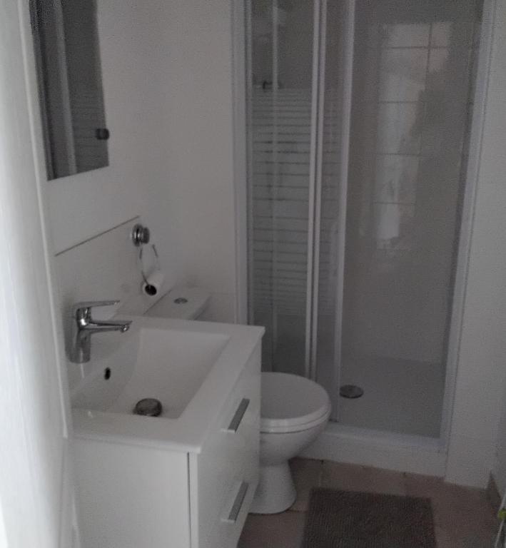 une salle de bain avec toilettes, lavabo et douche dans l'établissement Cosy de Vias, à Vias