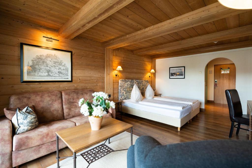 Postel nebo postele na pokoji v ubytování Hotel Gasthof Alte Post Holzkirchen