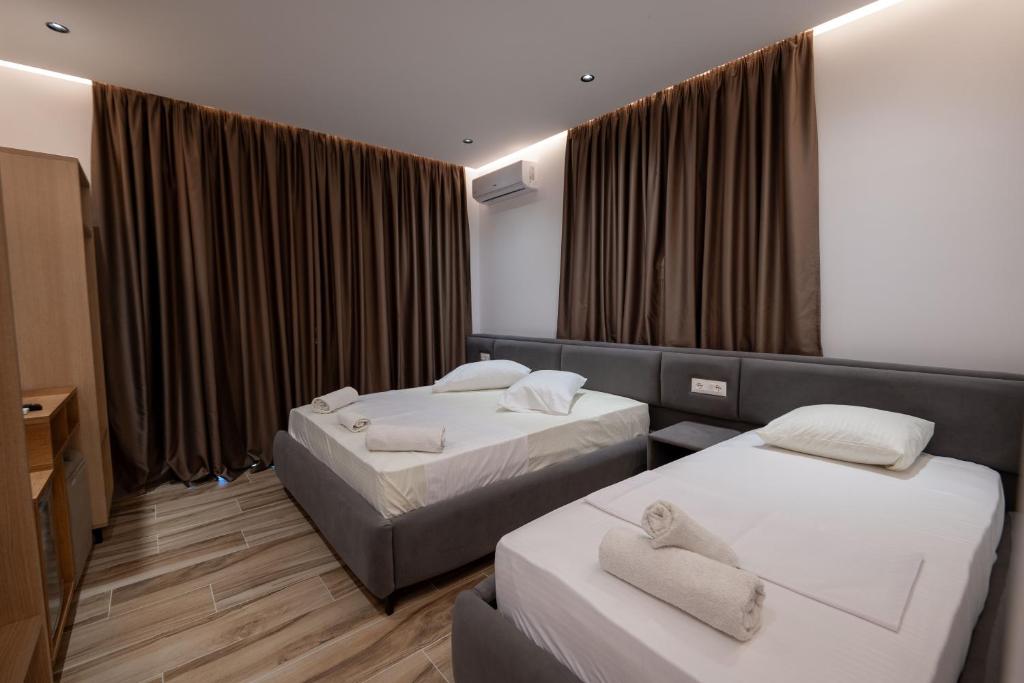 Postel nebo postele na pokoji v ubytování Rest Hour Hotel