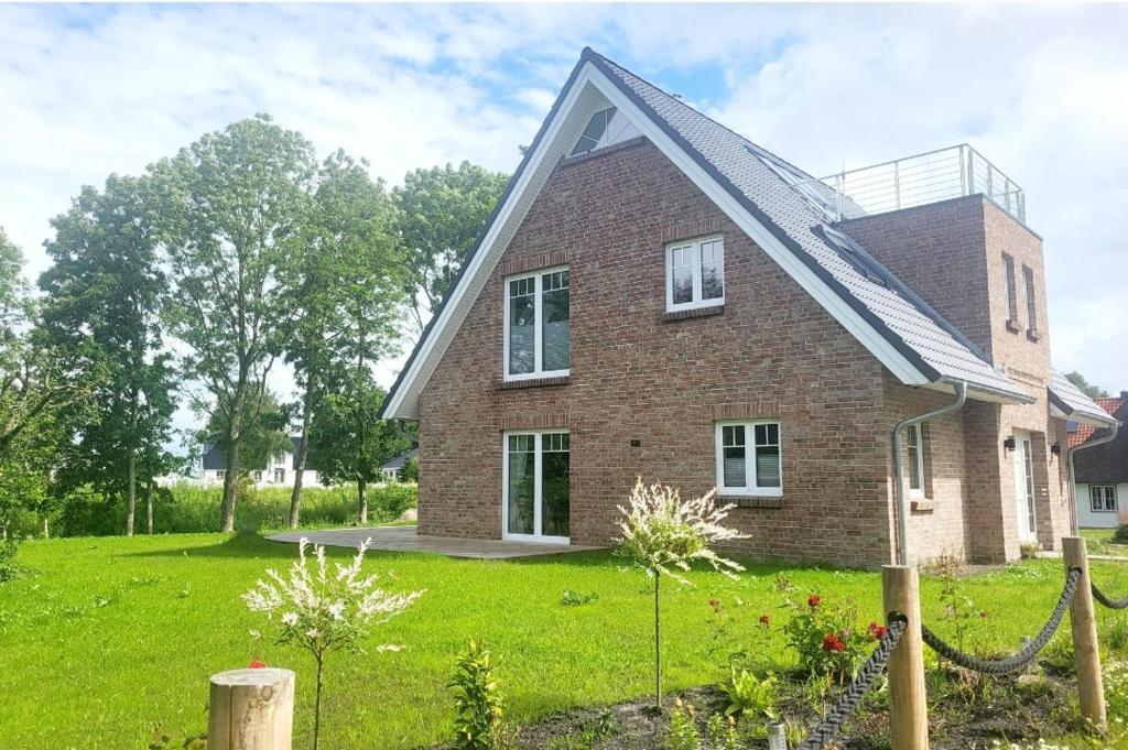 a brick house with a gambrel roof at Friesenperle, in schönster Lage in Tönning