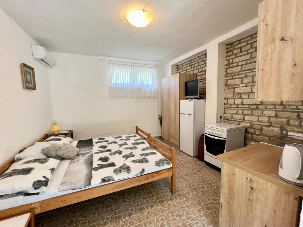 Postel nebo postele na pokoji v ubytování Apartmani Lidija Karin Donji