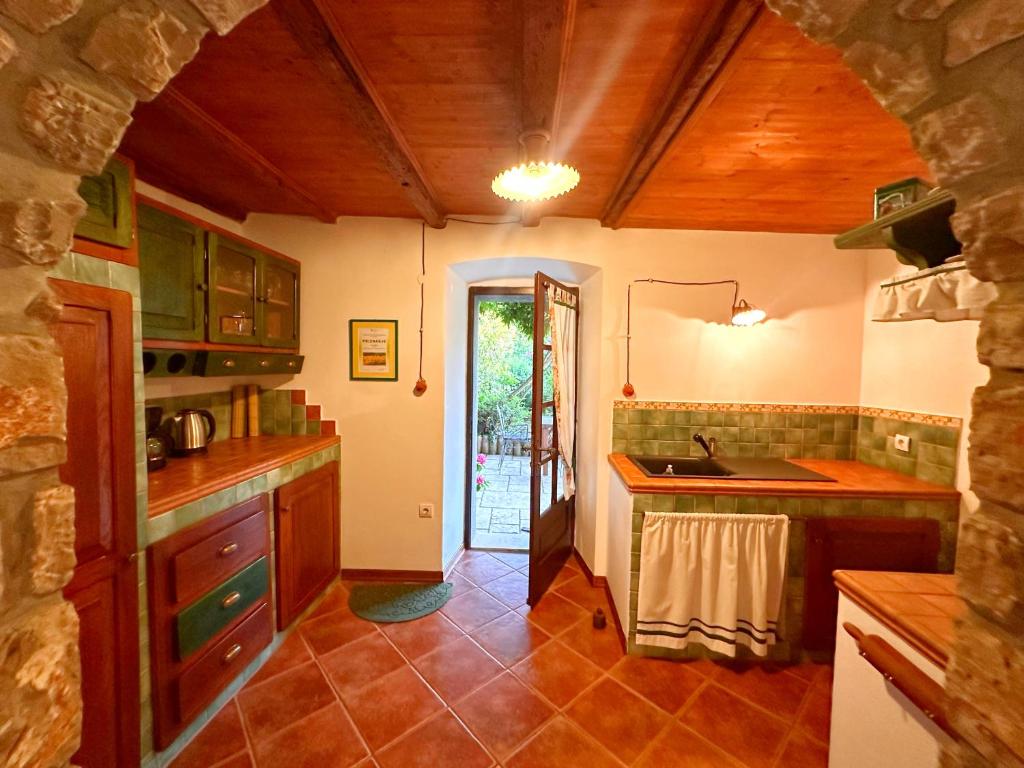 Kuchyňa alebo kuchynka v ubytovaní Apartments Cvita