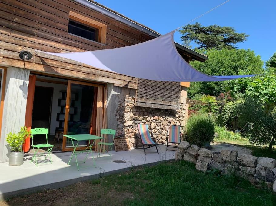 une tente sur le patio d'une maison dans l'établissement Les deux oliviers, à Saint-Romans