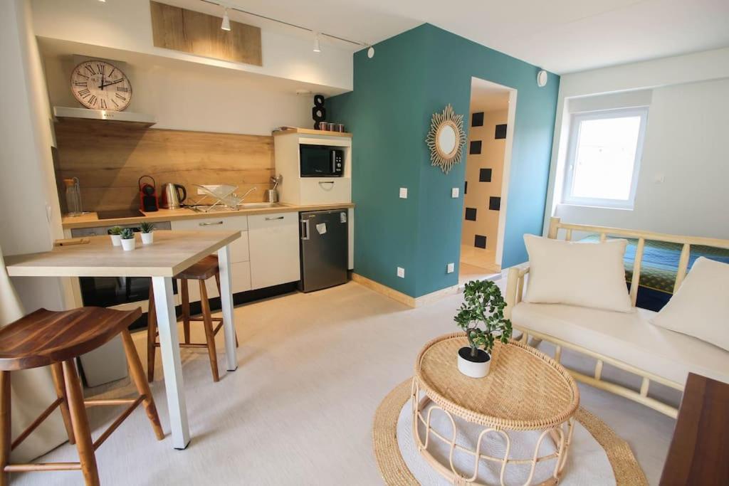 un salon avec un canapé et une table dans l'établissement Le Lodge, à Angoulême