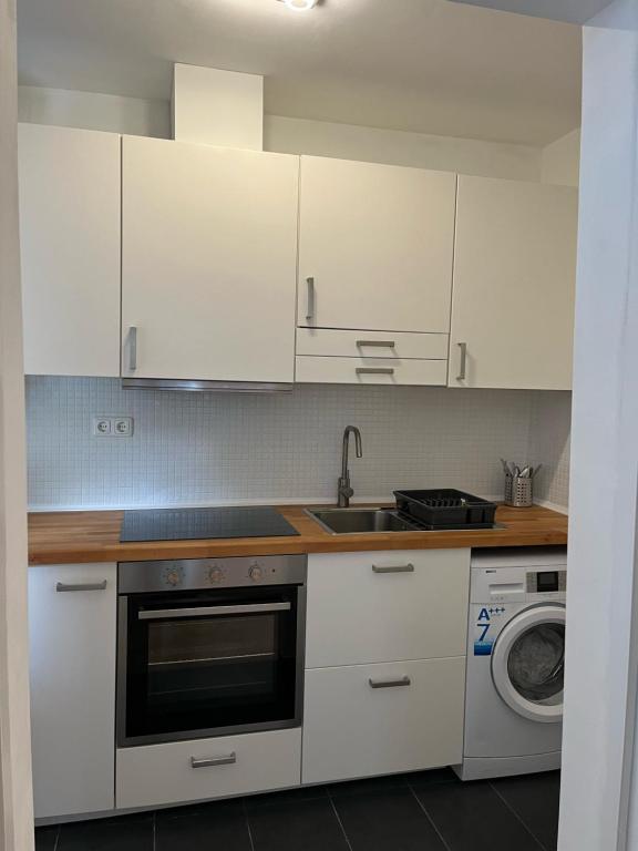 Kuchyň nebo kuchyňský kout v ubytování Schöne Wohnung im Helenental