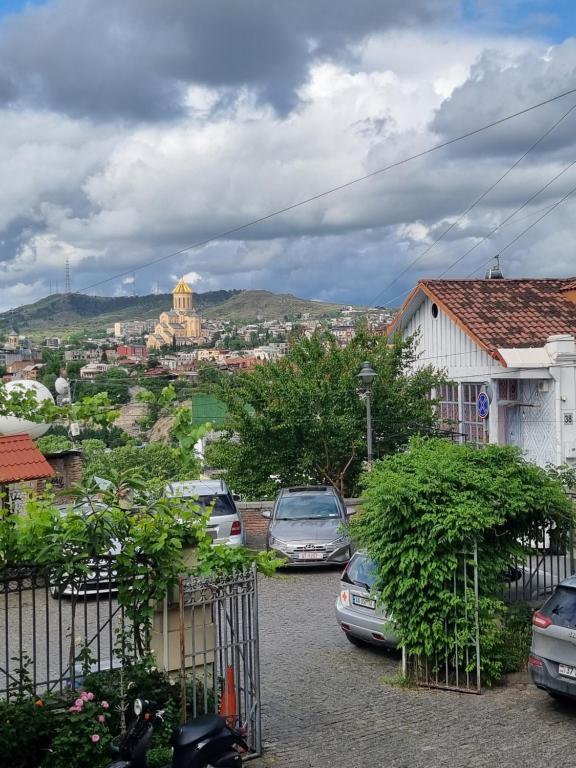 Nespecifikovaný výhled na hory nebo výhled na hory při pohledu z hostelu