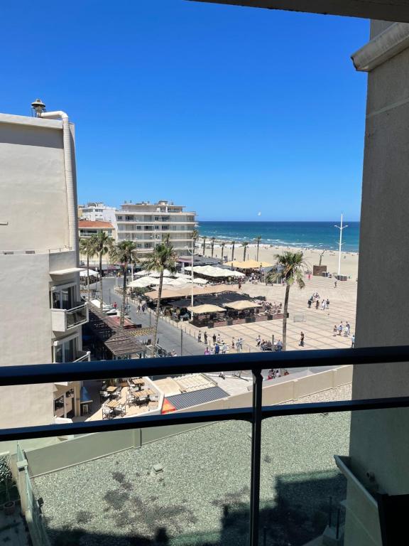 un apartamento en condominio con vistas a la playa desde el balcón en Canet Studio, en Canet-en-Roussillon