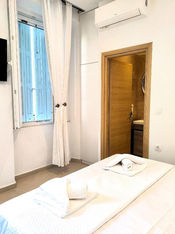 Postel nebo postele na pokoji v ubytování White Studio Corfu Town