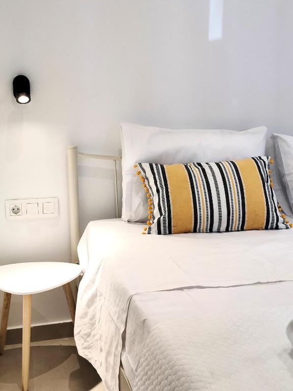 Postel nebo postele na pokoji v ubytování White Studio Corfu Town