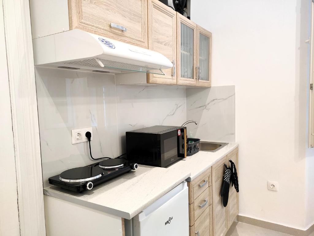 Kuchyň nebo kuchyňský kout v ubytování White Studio Corfu Town