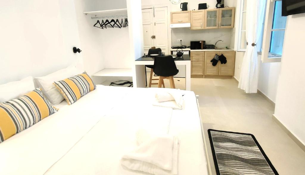 Kuchyň nebo kuchyňský kout v ubytování White Studio Corfu Town