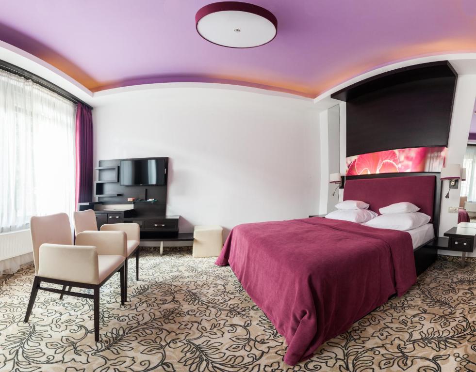 Televízia a/alebo spoločenská miestnosť v ubytovaní Corso Boutique Hotel