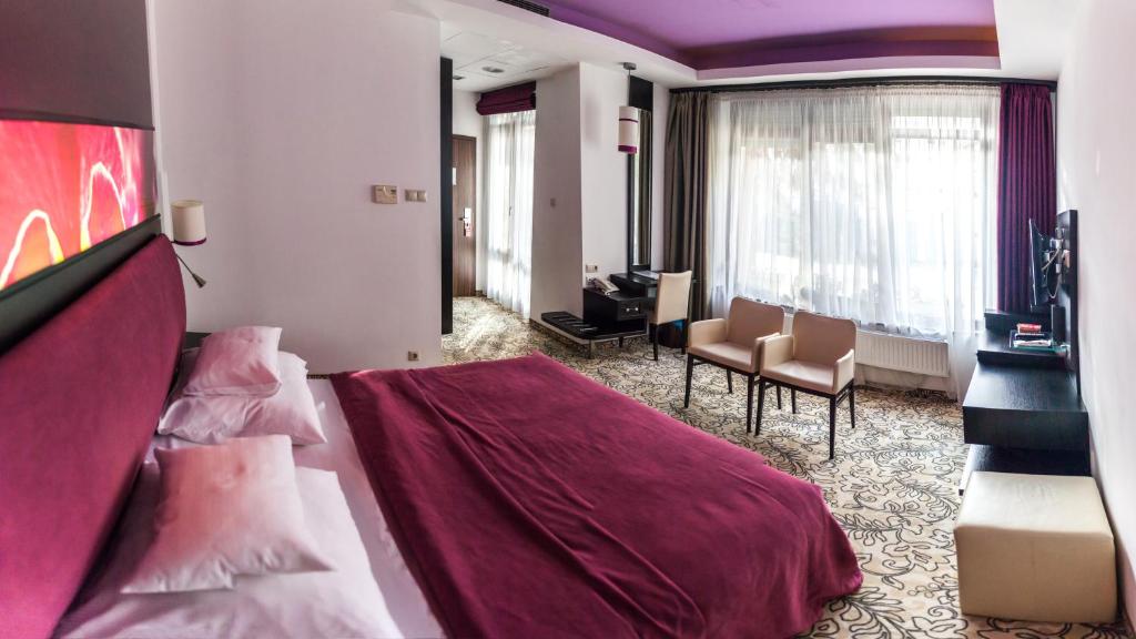 Televízia a/alebo spoločenská miestnosť v ubytovaní Corso Boutique Hotel