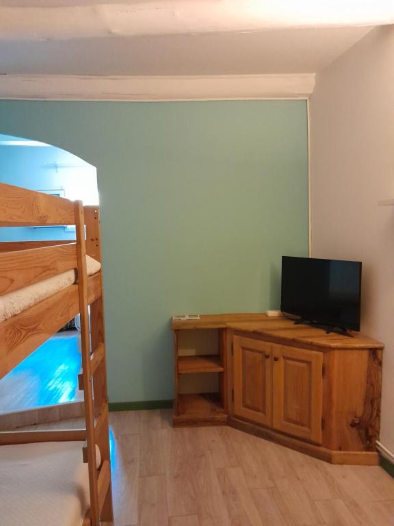 TV a/nebo společenská místnost v ubytování Le palais, hôtel - restaurant